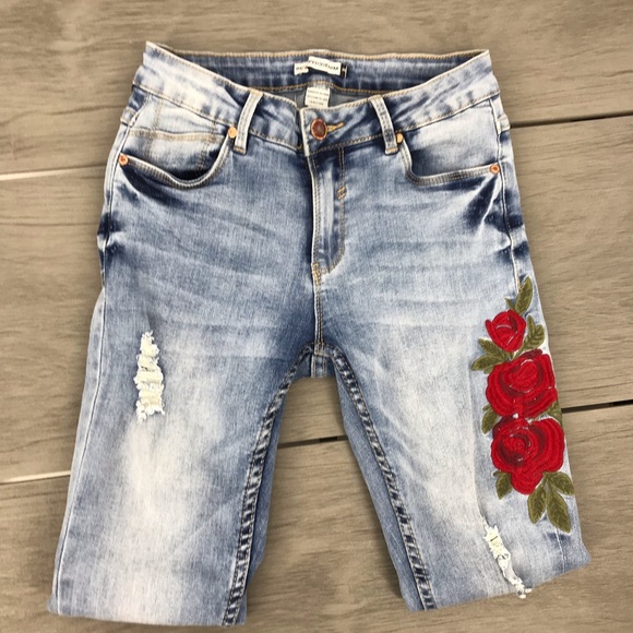 Revamped denim cropped jean embroidered roses 00 - Picture 3 of 12